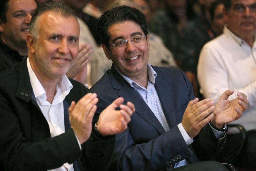 Ángel Víctor Torres (i) y Pedro Martín durante un acto del PSC-PSOE.