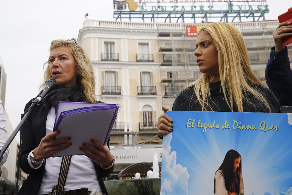 Diana López Pinel (i), madre de Diana Quer, junto a su hija Valeria (d) en una manifestación en la Puerta del Sol de Madrid para reclamar la continuidad de la prisión permanente revisable.
