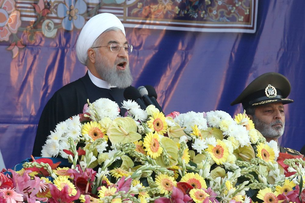 El presidente iraní, Hasan Rohaní (izda).