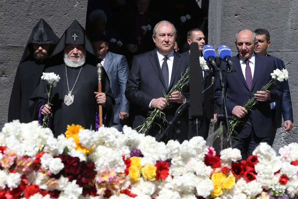 El presidente armenio, Armén Sarkisián (c).