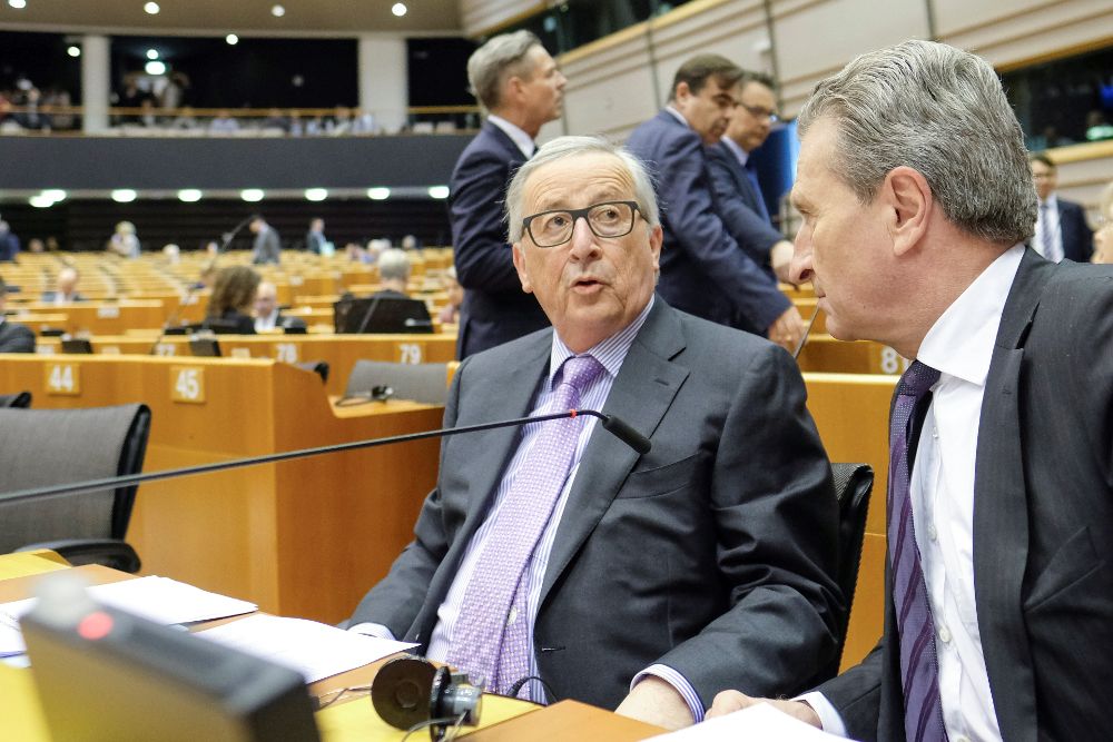 El presidente de la Comisión Europea, Jean-Claude Juncker (i), y el comisario europeo de Presupuesto, Günther Oettinger.
