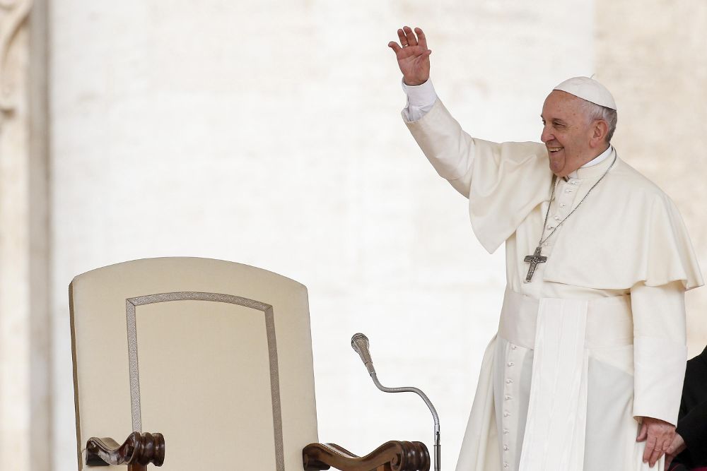 El papa Francisco saluda a los fieles a su llegada a la audiencia general de los miércoles en la Plaza de San Pedro.