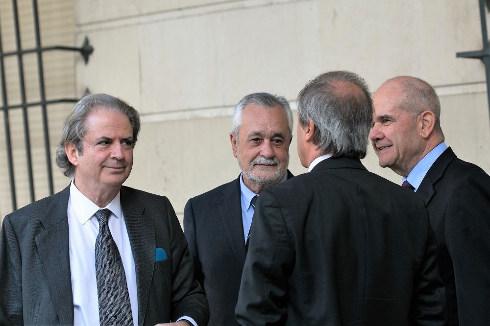 Los expresidentes de la Junta Manuel Chaves (d) y José Antonio Griñán (2º i) antes de una sesión anterior del juicio por los ERE.