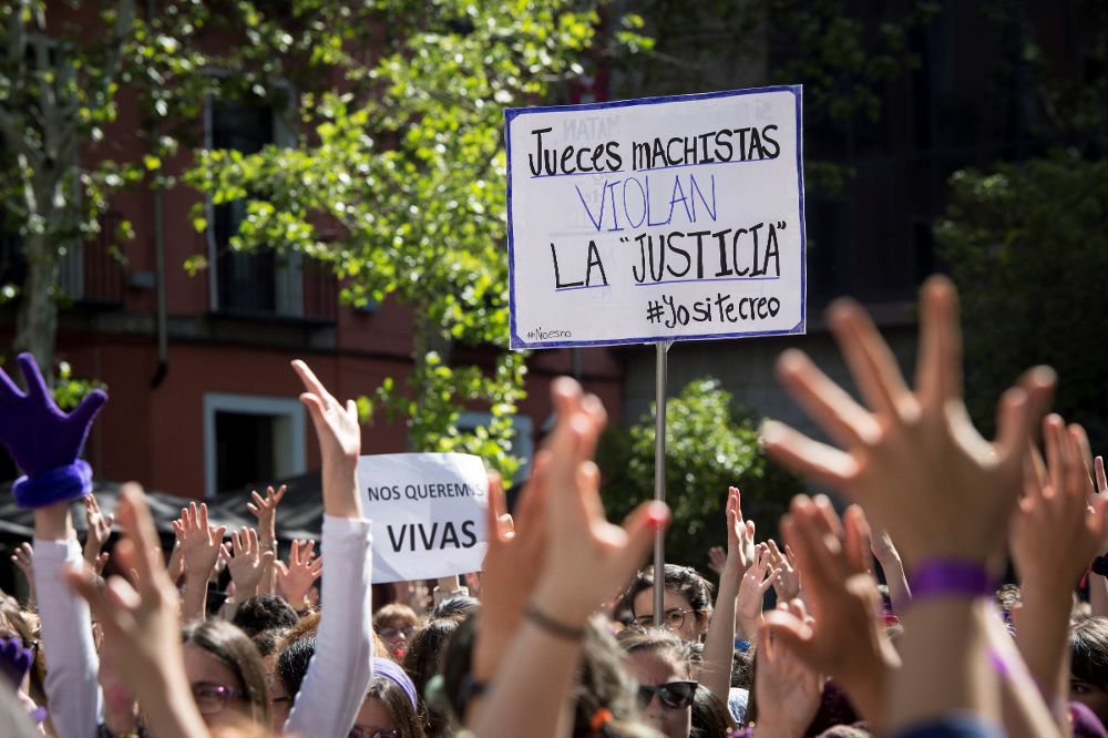 Concentración feminista contra el fallo judicial de La Manada en la Puerta del Sol.