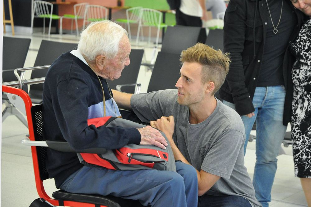 El científico australiano David Goodall (i) se despide de su nieto en el aeropuerto de Perth, Australia, antes de iniciar un viaje que terminará en Suiza, donde se someterá a una eutanasia a pesar de no padecer enfermedad terminal. 