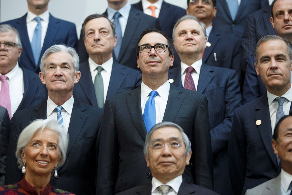 El secretario del Tesoro de Estados Unidos, Steven Mnuchin (c), posan para la foto de familia de la asamblea de primavera del Fondo Monetario Internacional (FMI) y el Banco Mundial (BM).