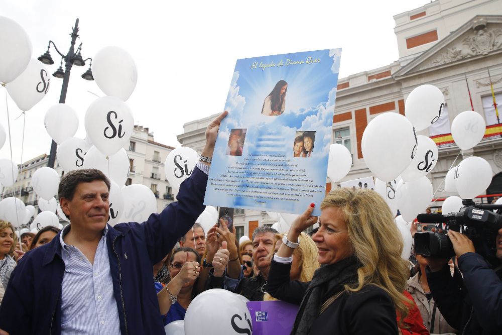 Juan Carlos Quer (i) y Diana López Pinel (d), padres de Diana Quer, en una manifestación en la Puerta del Sol de Madrid.