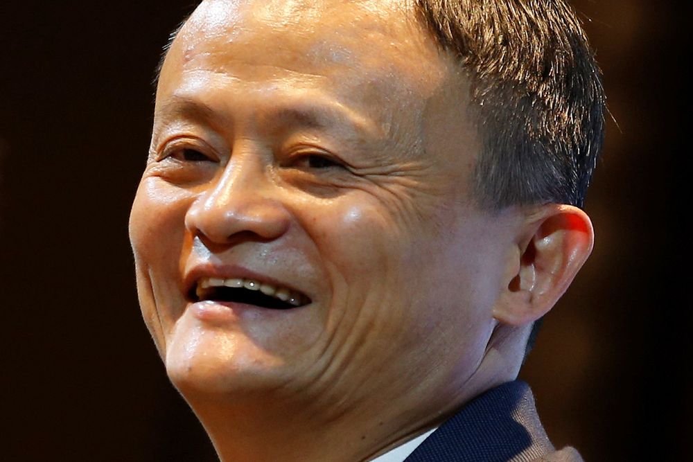 El fundador y presidente ejecutivo del gigante del comercio electrónico chino Alibaba, Jack Ma (c).
