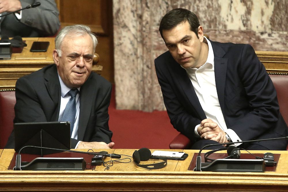 El primer ministro griego, Alexis Tsipras (dcha), y el vicepresidente y ministro de Economía heleno, Giannis Dragasakis.