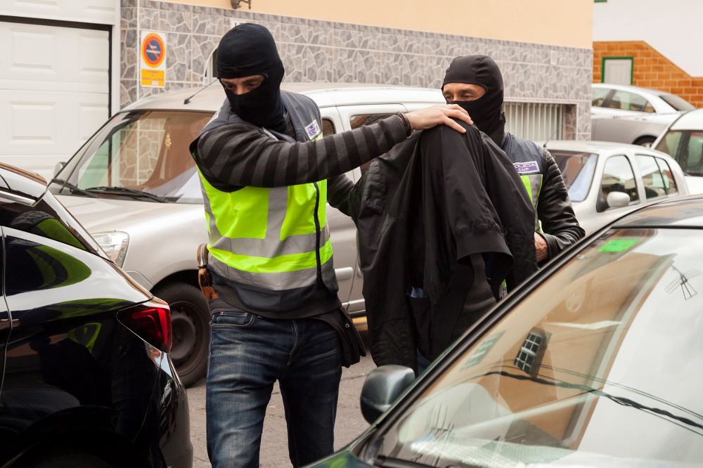 Efectivos de la Policía Nacional llevan detenido, del edificio de la Comunidad Musulmana en la entidad tinerfeña de San Isidro, ubicado en el municipio de Granadilla de Abona, a uno de los tres ciudadanos marroquíes.