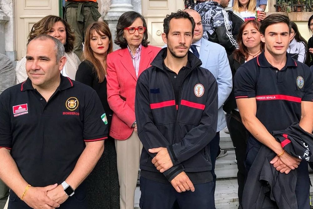 Los tres bomberos españoles antes del juicio en Lesbos.