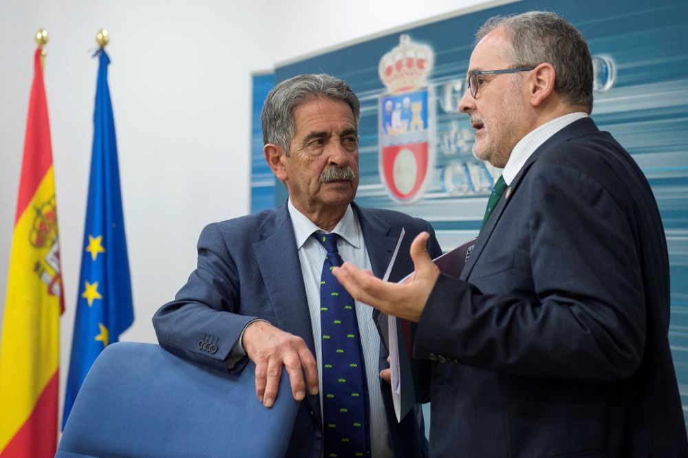 El presidente de Cantabria, Miguel Ángel Revilla (i) junto al rector de la Universidad de Cantabria, Ángel Pazos.