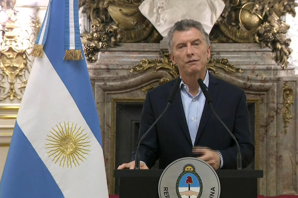 Fotograma de un vídeo cedido por la Presidencia de Argentina que muestra al presidente Mauricio Macri durante una alocución hoy, martes, en Buenos Aires.