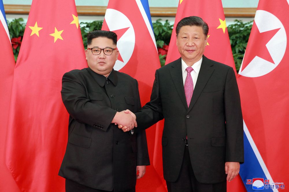 Kim Jong-un (i) y el presidente chino, Xi Jinping.