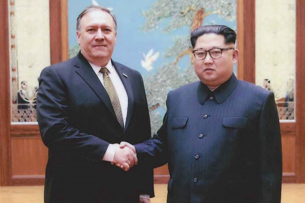Mike Pompeo (i) con Kim Jong-un.