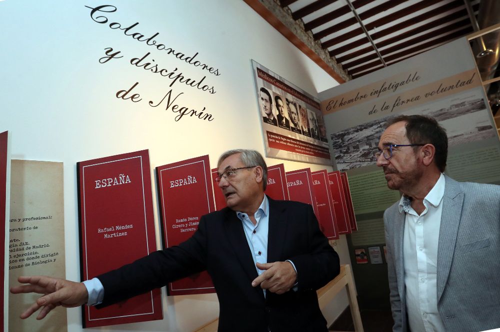 El secretario federal de Justicia y Nuevos Derechos del PSOE, Andrés Perelló (d), durante la visita a la Fundación Juan Negrín, acompañado de su presidente, José Medina. 
