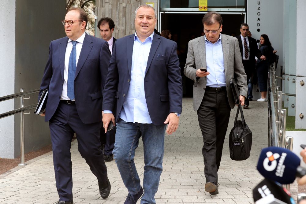 El presidente de la Unión Deportiva Las Palmas, Miguel Ángel Ramírez, sale del Juzgado de Instrucción Número 6 de la capital grancanaria con sus abogados el pasado 25 de abril.