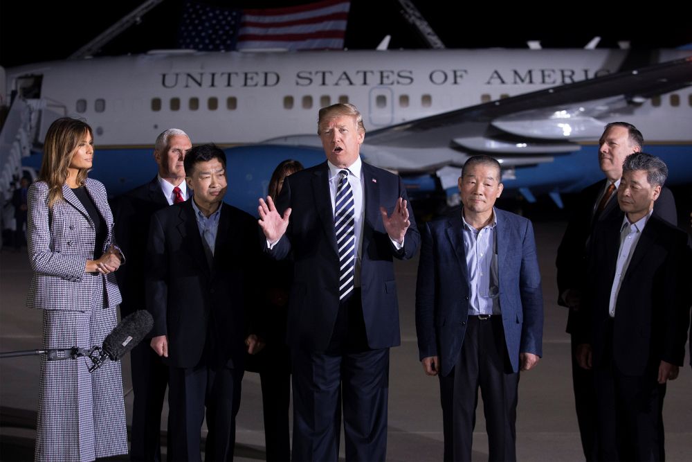 El presidente de EE.UU., Donald J. Trump (c), hace una declaración a la prensa tras dar la bienvenida a los tres estadounidenses presos liberados por Corea del Norte Tony Kim (2º izq), Kim Dong-Chul (2º dcha) y Kim Hak-Song (dcha), en la base militar de Andrews en Maryland.