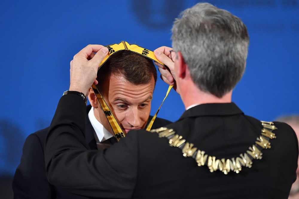 El presidente francés, Emmanuel Macron, recibe la medalla con la imagen de Carlomagno de manos del alcalde de Aquisgrán, Marcel Philipp.