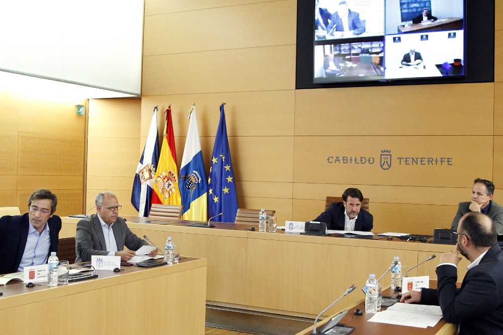 El presidente de la Federación Canaria de Islas (Fecai) y del Cabildo de Tenerife, Carlos Alonso (c), durante la reunión celebrada esta tarde.