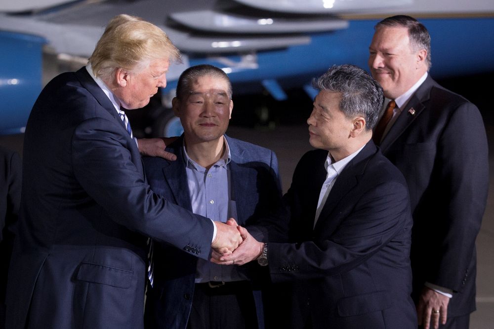 El presidente de EE.UU., Donald J. Trump (izq), recibe a los presos estadounidenses liberados por Corea del Norte.