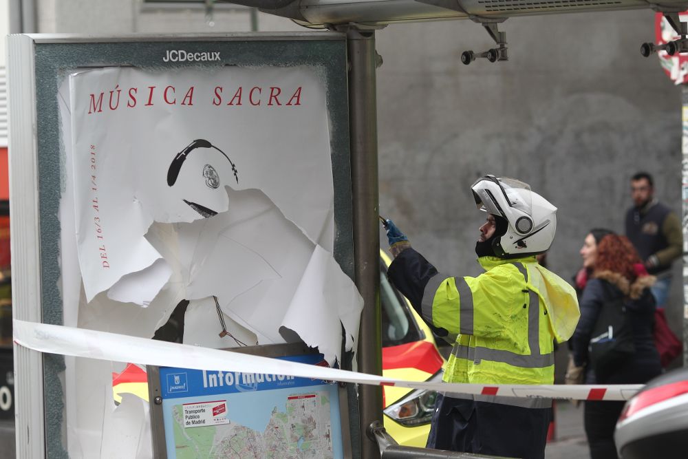 Agente de la Policía Municipal en Lavapiés (Madrid) tras los disturbios por la muerte de un mantero.