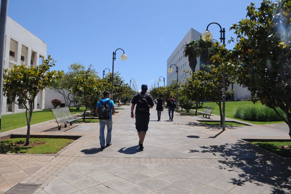 Alumnos caminando por el campus de Guajara en una imagen de 2013.