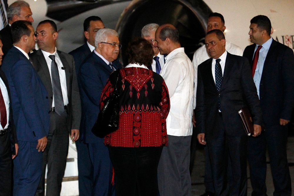 2018.- El presidente de Palestina, Mahmoud Abbas (c-i), es recibido a su llegada por el viceministro de Relaciones Exteriores cubano, Rogelio Sierra (c-d).