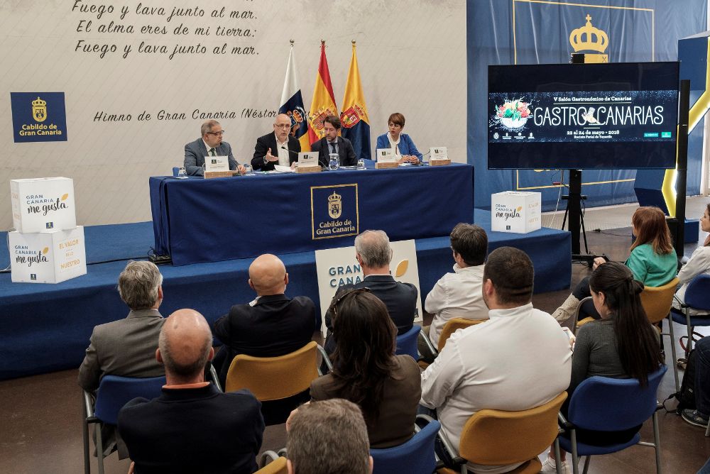 Antonio Morales (2º i) y Carlos Alonso (3º d) han compartido hoy mesa presidencial en la presentación de GastroCanarias.