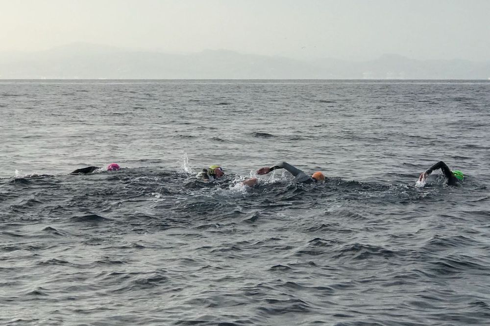 Mari Paz y sus tres acompañantes nadando en el Estrecho.