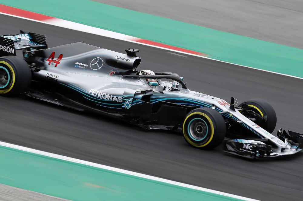 El piloto británico de Mercedes, Lewis Hamilton, durante la tercera sesión de entrenamientos libres del GP de España de Fórmula Uno que se disputará mañana en el Circuito de Barcelona-Cataluña, en Montmeló (Barcelona).