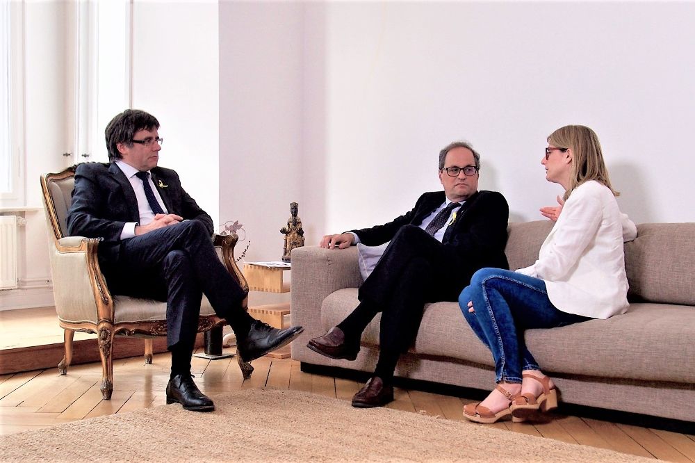 Carles Puigdemont (i) con Quim Torra y Elsa Artadi.