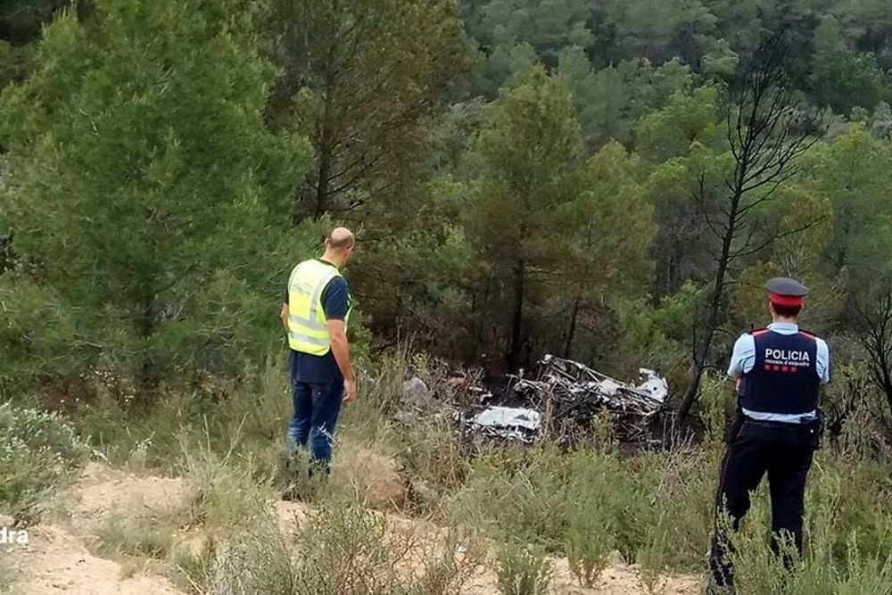 Fuerzas de seguridad y sanitarios cerca del lugar donde se ha estrellado el aparato, en Flix (Tarragona), al lado de la carretera T-2237.MOSSOS D'ESQUADRA