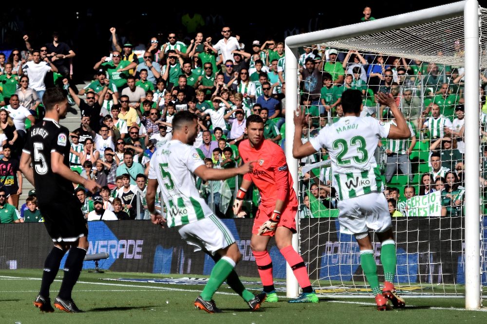 Los jugadores del Real Betis, J Amat (2i) y Mandi (d) celebran el primer gol ante el Sevilla, marcado por Bartra.