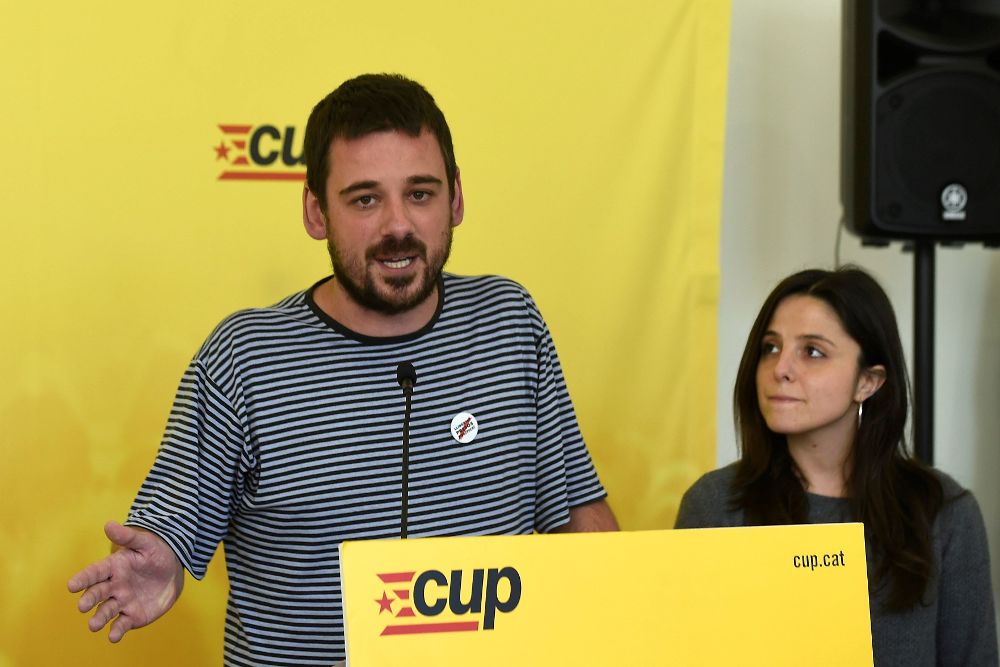 Los miembros de la CUP lluc Salelles y Maria Sirvent en rueda de prensa tras la reunión del consejo político que ha decidido mantener las cuatro abstenciones de sus diputados en la votación.