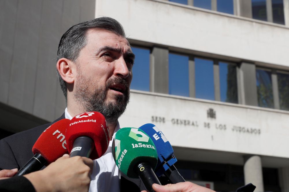 El director de Eldiario.es, Ignacio Escolar, que destapó el caso del máster de la expresidenta de la Comunidad de Madrid Cristina Cifuentes, a su salida de los juzgados de Plaza de Castilla.