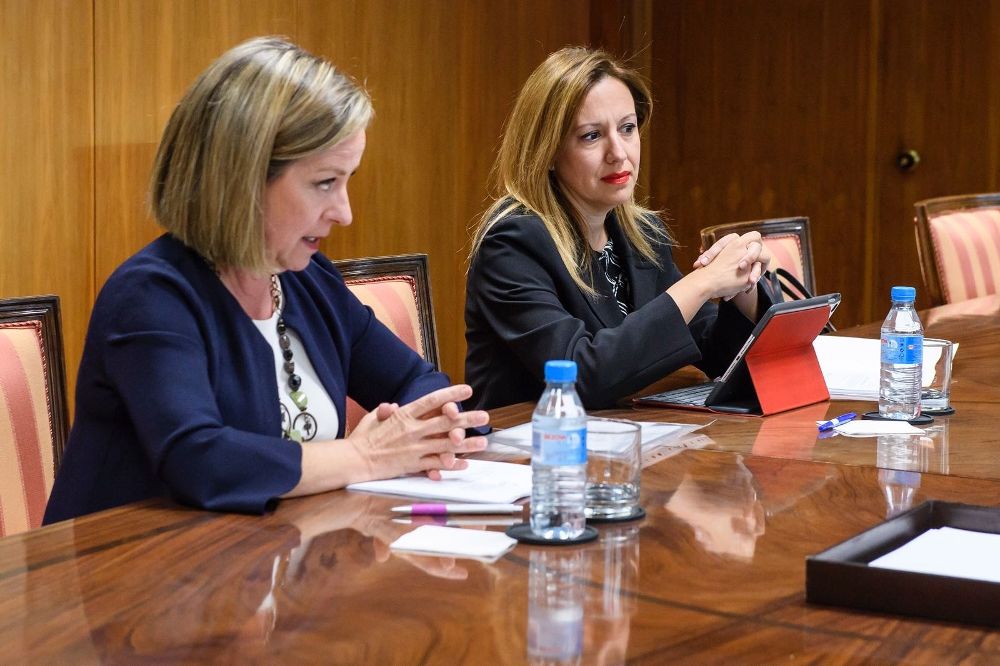 La consejera canaria de Hacienda, Rosa Dávila (i), y la portavoz de Coalición Canaria, Ana Oramas, hoy, en el Ministerio de Hacienda.