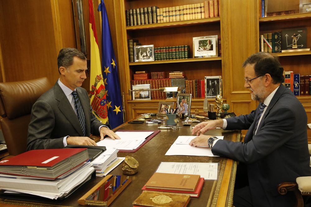 El Rey en Zarzuela con Rajoy, que le informó de las medidas que tomará el Ejecutivo tras la declaración soberanista del Parlamento catalán