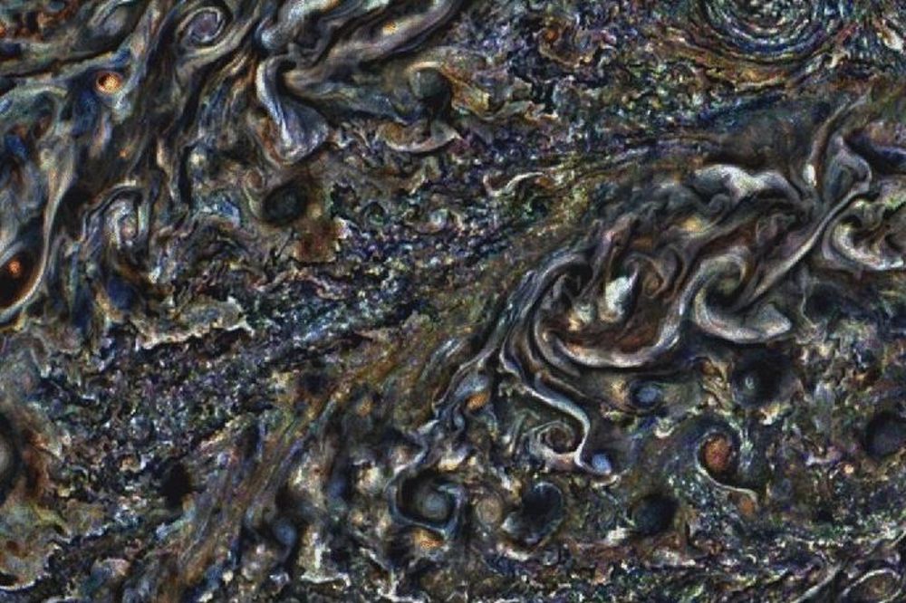 2018 Una animación de imágenes de la cámara Junocam de la misión Juno de la NASA ha revelado movimientos sutiles que se producen dentro de la atmósfera de Júpiter.