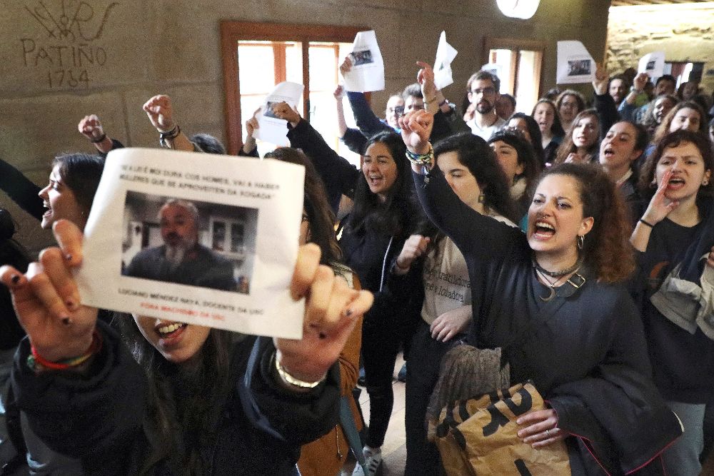 Estudiantes concentrados en la Plaza del Obradoiro corearon consignas contra el profesor Naya.