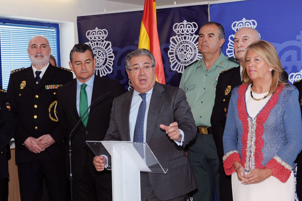 El ministro del Interior, Juan Ignacio Zoido, acompañado del delegado del Gobierno en Andalucía, Antonio Sanz (2i), de la alcaldesa de Marbella (Málaga), Ángeles Muñoz, y mandos de la Guardia Civil y la Policía Nacional informa de la agresión.