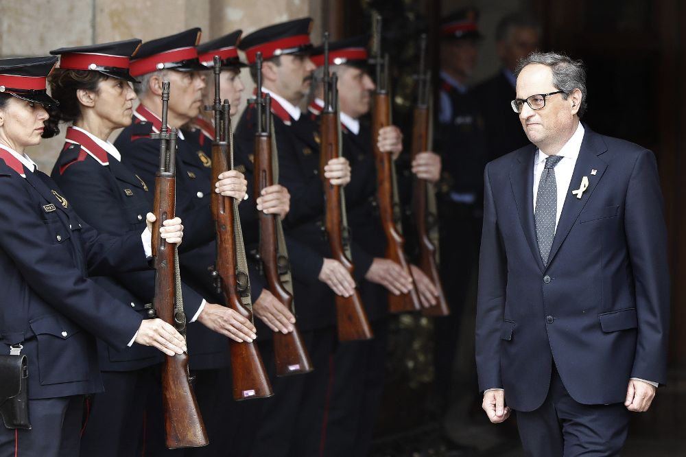 El nuevo presidente de la Generalitat, Quim Torra, sale del edificio del Parlament.