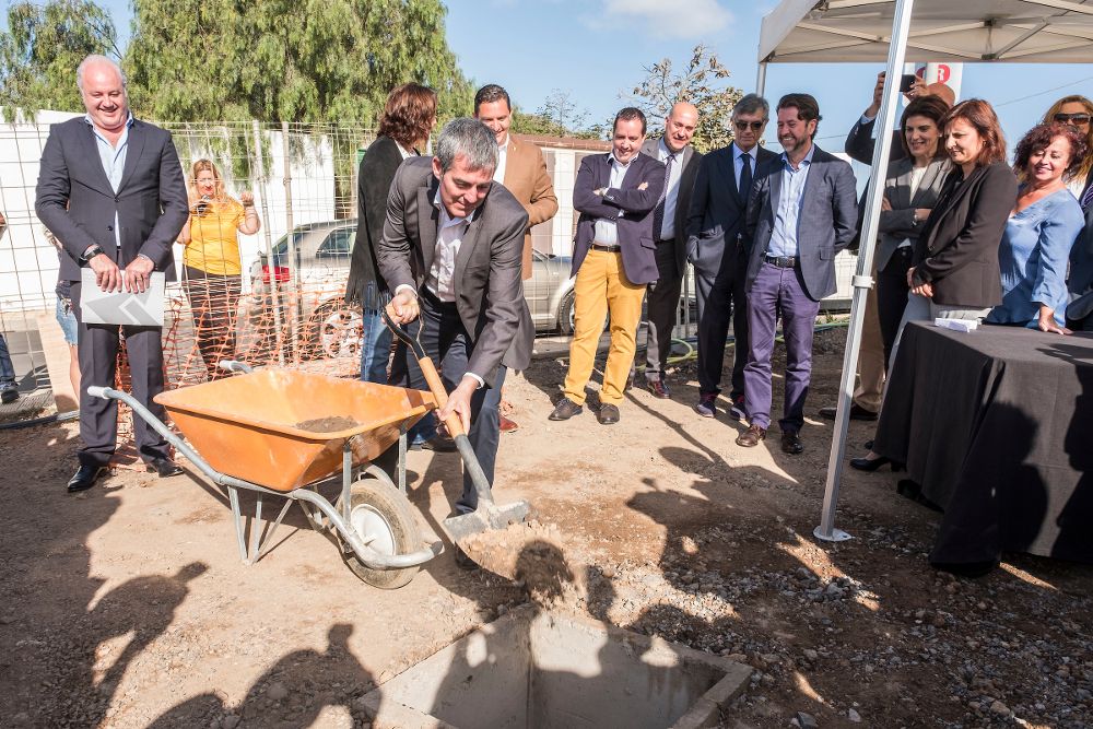 El presidente del Gobierno de Canarias, echa una palada de arena en el acto simbólico de comienzo de las obras.