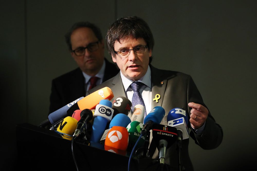 Puigdemont da una rueda de prensa en presencia de Quim Torra (izq), convocada en el hotel Sana, en Berlín, hoy, 15 de mayo.