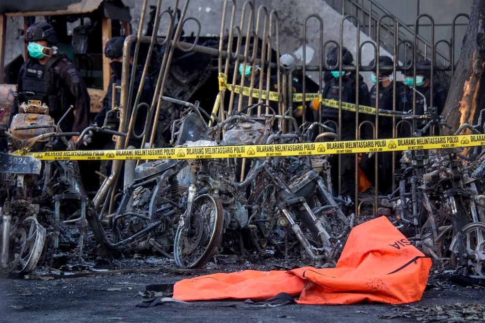 Efectos de las bombas detonadas en Surabaya (Indonesia).