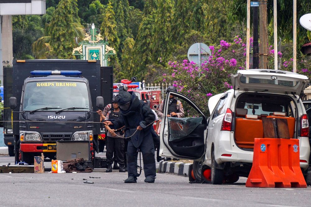 Un equipo de artificieros indonesios registran un vehículo en busca de explosivos tras un asalto a una comisaría en Pekanbaru, en el oeste de Indonesia, hoy, 16 de mayo de 2018. 
