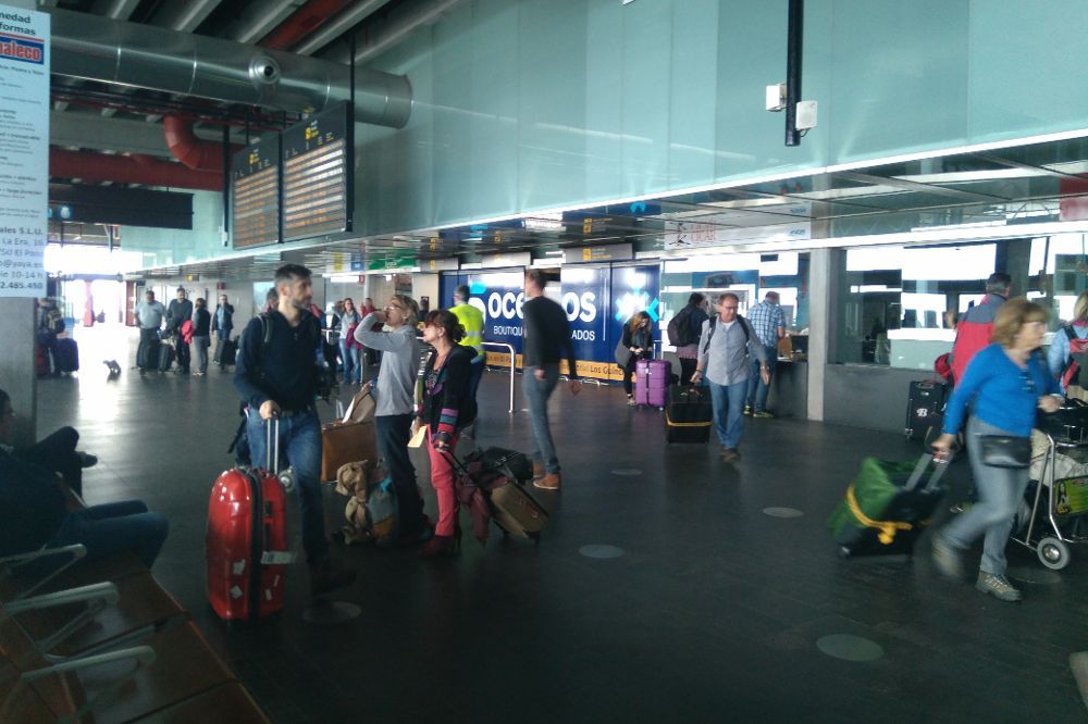 El mayor descuento en los pasajes a los residentes canarios marca el incremento de pasajeros en el aeropuerto palmero.