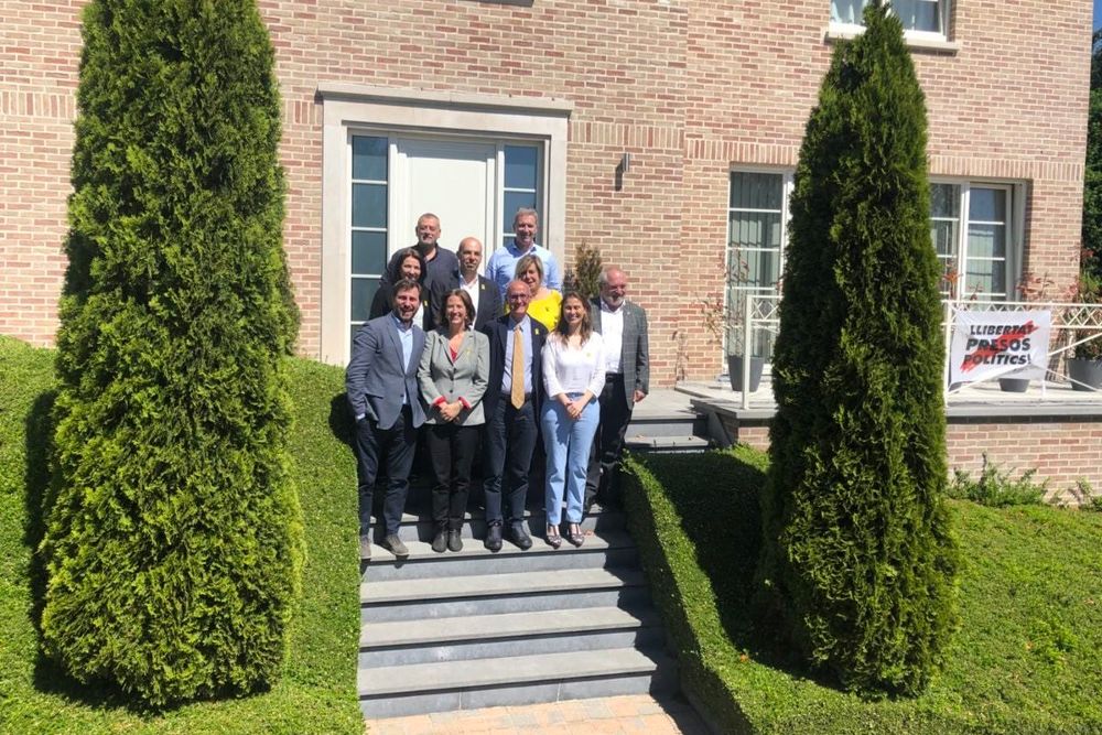 Toni Comín, Meritxell Serret, Lluis Puig, Elisenda Paluzie y otros miembros de la ANC en la casa de Puigdemont en Waterloo, Bélgica.