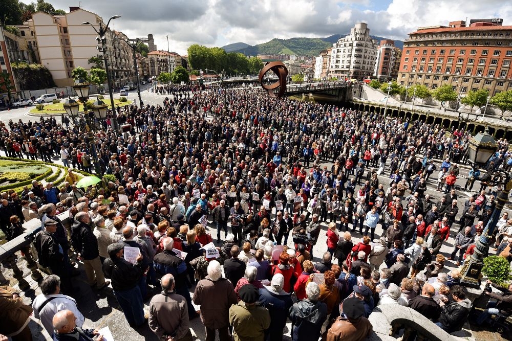 Las organizaciones de pensionistas han vuelto a celebrar hoy una concentración en Bilbao (Vizcaya) para reivindicar el establecimiento de una pensión mínima de 1.080 euros.