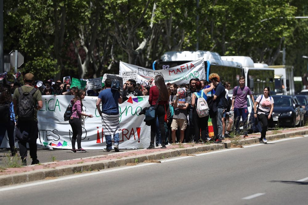 Marcha de estudiantes de la Universidad Complutense de Madrid hasta el Rectorado para protestar contra la reincorporación de la expresidenta de la Comunidad de Madrid, Cristina Cifuentes, a su puesto de funcionaria en la Universidad.